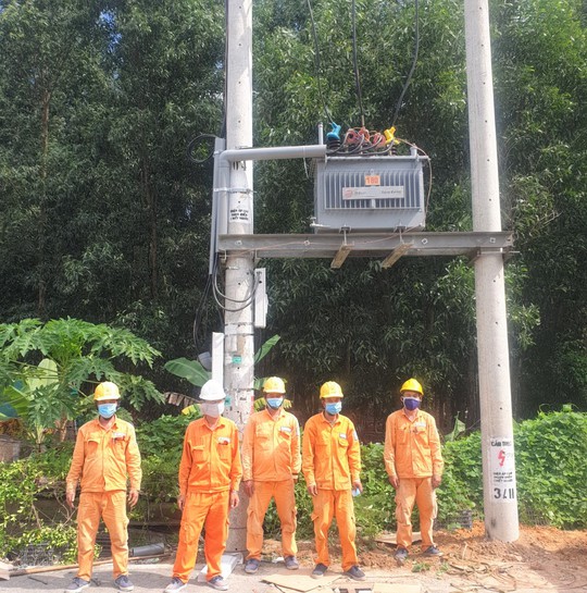 Cấp điện “thần tốc” cho những điểm nóng chống dịch tại tỉnh Bình Dương - Ảnh 2.