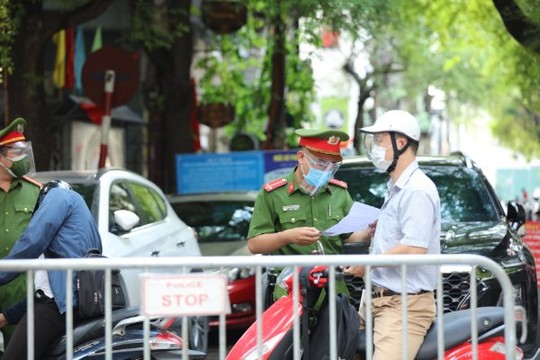 Thủ tướng yêu cầu Hà Nội điều chỉnh bất cập trong việc cấp giấy đi đường - Ảnh 1.