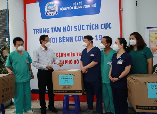 Chủ tịch UBND TP HCM Phan Văn Mãi thăm Trung tâm Hồi sức tích cực người bệnh Covid-19 - Ảnh 1.