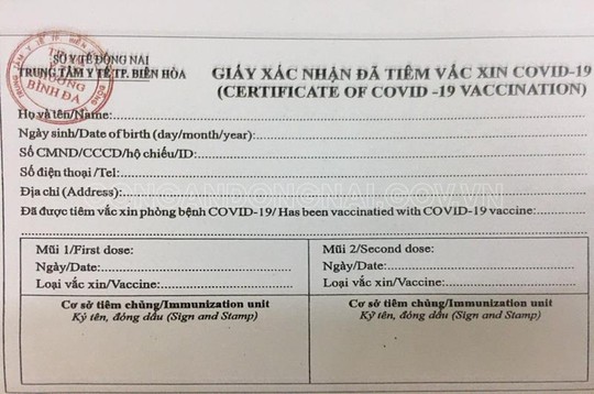 Biên Hòa: Chủ cơ sở photocopy làm giả giấy đi đường, giấy chứng nhận đã tiêm vắc-xin Covid-19 - Ảnh 2.