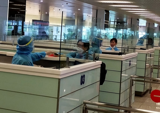 Việt Nam sẽ sớm triển khai hộ chiếu vắc-xin, điều chỉnh quy định xuất nhập cảnh - Ảnh 2.