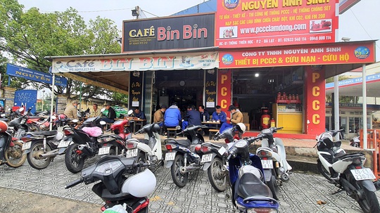 Phố sương mù nhộn nhịp sau khi mở lại một số dịch vụ - Ảnh 3.