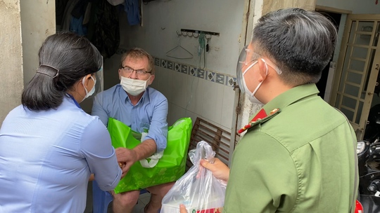 Thành phố Thủ Đức hỗ trợ lao động nước ngoài gặp khó khăn do Covid-19 - Ảnh 1.