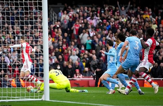 Arsenal thua ngược sân nhà, Man City đè Pháo thủ trận thứ 10 liên tiếp - Ảnh 2.