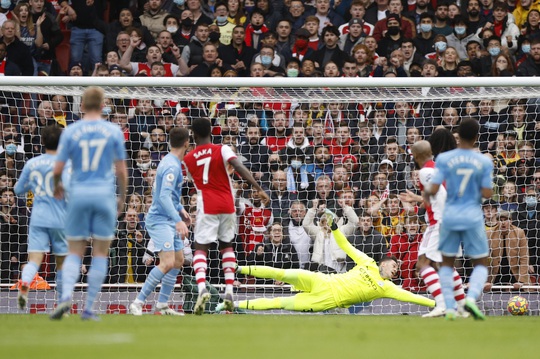 Arsenal thua ngược sân nhà, Man City đè Pháo thủ trận thứ 10 liên tiếp - Ảnh 3.