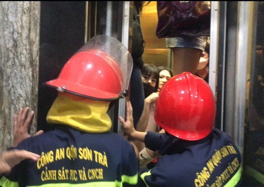 Cứu 8 người mắc kẹt trong thang máy lúc rạng sáng - Ảnh 1.
