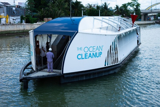 Coca-Cola và The Ocean Cleanup hợp tác giải quyết ô nhiễm nhựa tại Việt Nam - Ảnh 1.