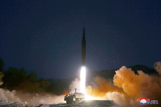 Triều Tiên thử nghiệm tên lửa nhiều bất thường - Ảnh 1.