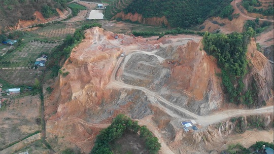San ủi khai thác đất trái phép rầm rộ tại Lâm Đồng - Ảnh 10.