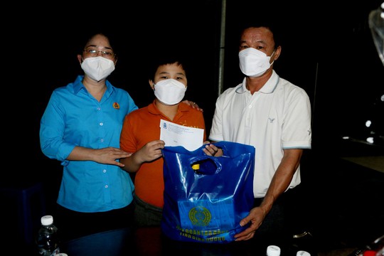 Lãnh đạo tỉnh Bình Dương thăm hỏi, động viên công nhân có hoàn cảnh đặc biệt khó khăn - Ảnh 4.