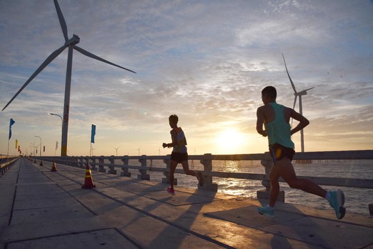 Marathon Trung Nam “ Vượt trùng khơi” – Tự hào chạy trên vùng biển quê hương - Ảnh 2.