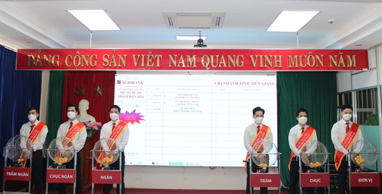 997 khách hàng Agribank Tiền Giang trúng thưởng gần 1,4 tỉ đồng - Ảnh 2.