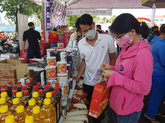 Phiên chợ 0 đồng cho công nhân - Ảnh 1.