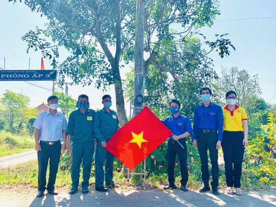 Đường cờ Tổ quốc tại huyện Bình Chánh - Ảnh 2.