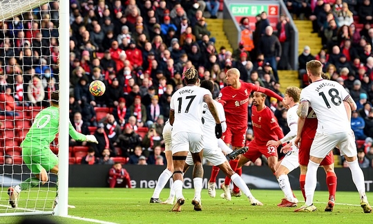 Sao Nhật Bản lập công chuộc lỗi, Liverpool chiếm ngôi nhì bảng Ngoại hạng Anh - Ảnh 2.