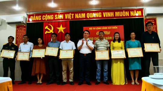 UBND TP Cần Thơ và Cảnh sát biển khen thưởng Báo Người Lao Động - Ảnh 1.