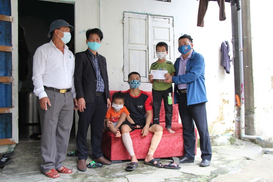 Báo Người Lao Động hỗ trợ con công nhân có hoàn cảnh khó khăn tại Quảng Nam, Đà Nẵng - Ảnh 2.