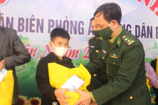 Báo Người Lao Động phối hợp trao 70 suất quà cho người nghèo ở 2 xã miền núi Hà Tĩnh - Ảnh 2.