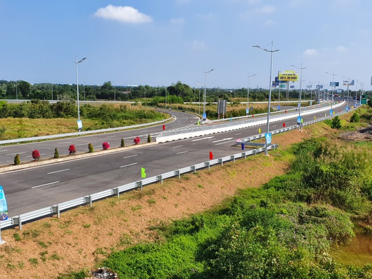 Chủ tịch nước phát lệnh thông xe kỹ thuật tuyến cao tốc Trung Lương - Mỹ Thuận - Ảnh 7.