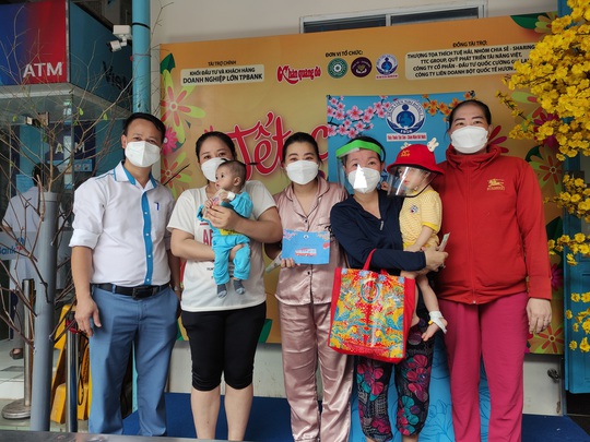 Bệnh viện Nhi Đồng 1 tặng vé xe cho nhiều bệnh nhi về quê ăn Tết - Ảnh 1.
