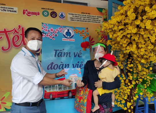 Bệnh viện Nhi Đồng 1 tặng vé xe cho nhiều bệnh nhi về quê ăn Tết - Ảnh 2.