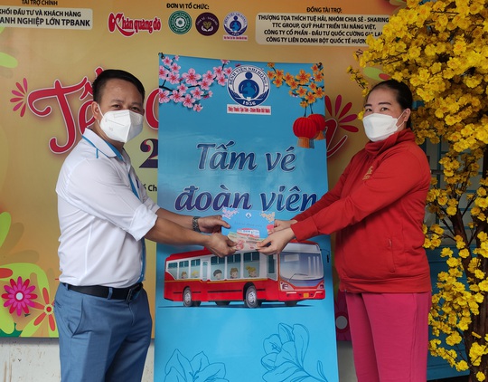 Bệnh viện Nhi Đồng 1 tặng vé xe cho nhiều bệnh nhi về quê ăn Tết - Ảnh 4.