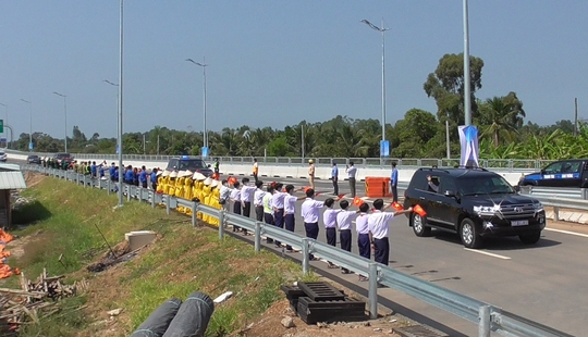 Chủ tịch nước phát lệnh thông xe kỹ thuật tuyến cao tốc Trung Lương - Mỹ Thuận - Ảnh 9.