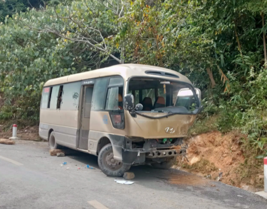 Xe khách chở lao động về quê nghỉ Tết tông vào vách núi, 3 người bị thương - Ảnh 1.