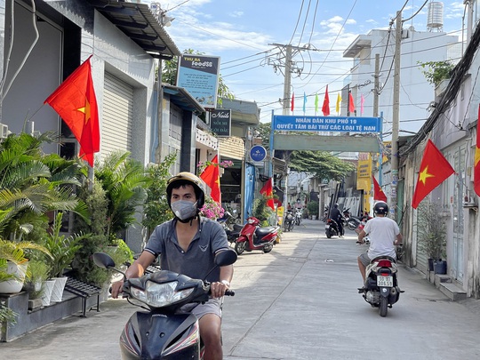 Đường cờ Tổ quốc đầu tiên ở quận Bình Tân, TP HCM - Ảnh 3.