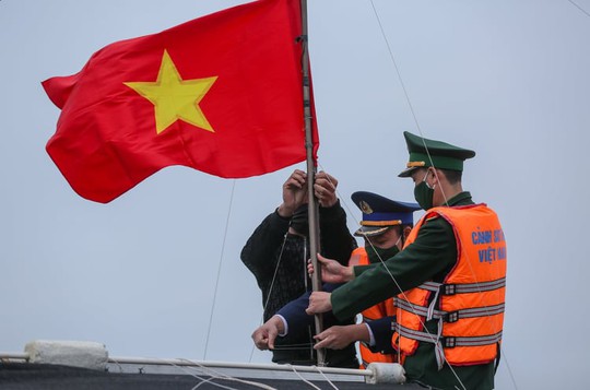 Báo Người Lao Động trao 1.000 lá cờ Tổ quốc cho ngư dân xã đảo Quan Lạn - Ảnh 15.