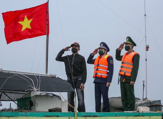 Báo Người Lao Động trao 1.000 lá cờ Tổ quốc cho ngư dân xã đảo Quan Lạn - Ảnh 16.
