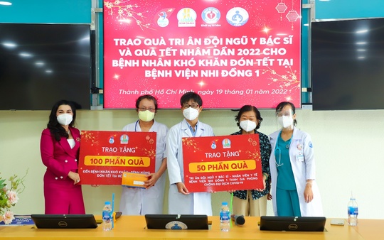 Quỹ từ thiện Kim Oanh tặng hơn 1.500 phần quà tết hỗ trợ bệnh nhân nghèo, người khó khăn và tri ân y bác sĩ tuyến đầu - Ảnh 1.