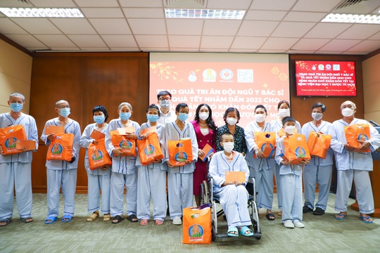 Quỹ từ thiện Kim Oanh tặng hơn 1.500 phần quà tết hỗ trợ bệnh nhân nghèo, người khó khăn và tri ân y bác sĩ tuyến đầu - Ảnh 4.