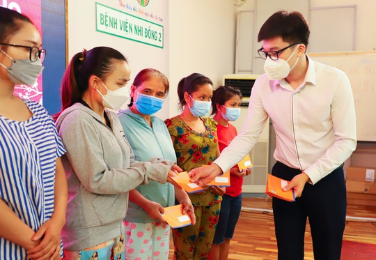 Quỹ từ thiện Kim Oanh tặng hơn 1.500 phần quà tết hỗ trợ bệnh nhân nghèo, người khó khăn và tri ân y bác sĩ tuyến đầu - Ảnh 5.
