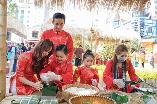 Gia đình Khánh Thi – Phan Hiển nhảy Dancesport khi dạo chơi Hội Hoa Xuân - Ảnh 6.