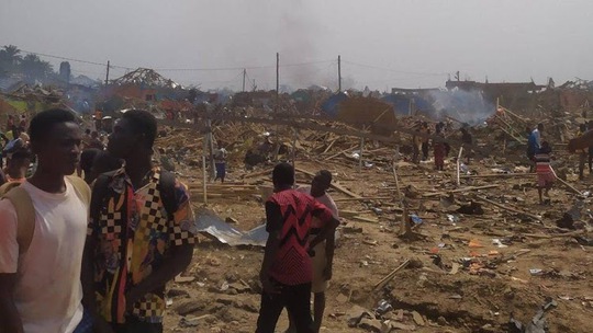 Nổ lớn quét sạch toàn bộ thị trấn ở Ghana, 76 người thương vong - Ảnh 2.