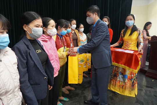 Báo Người Lao Động trao quà cho công nhân khó khăn tại Hà Nội - Ảnh 5.