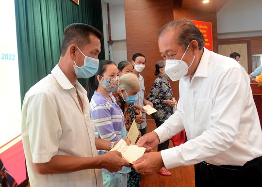 Ông Trương Hòa Bình trao 400 phần quà Tết cho đồng bào dân tộc thiểu số ở TP HCM - Ảnh 1.