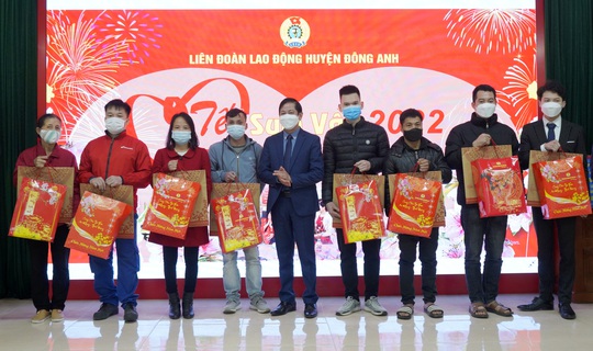 Báo Người Lao Động trao quà cho công nhân khó khăn tại Hà Nội - Ảnh 8.