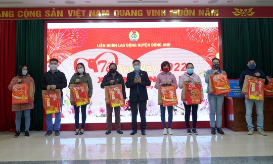 Báo Người Lao Động trao quà cho công nhân khó khăn tại Hà Nội - Ảnh 7.