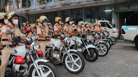 CSGT TP HCM ra quân bảo vệ cửa ngõ thành phố dịp Tết Nguyên đán - Ảnh 3.