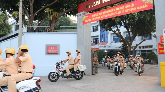 CSGT TP HCM ra quân bảo vệ cửa ngõ thành phố dịp Tết Nguyên đán - Ảnh 2.