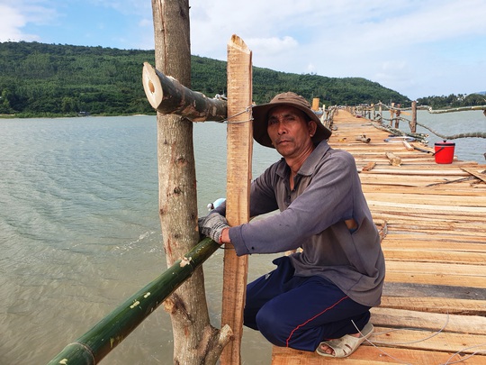 Dựng lại cầu gỗ dài nhất Việt Nam đón Tết - Ảnh 5.