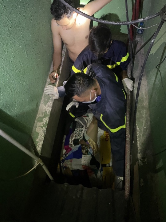 Video: Nghẹt thở giải cứu cô gái mắc kẹt trong thang máy rơi tự do - Ảnh 3.