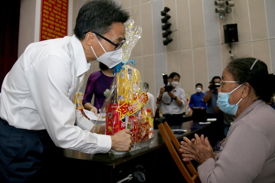 Phó Thủ tướng Vũ Đức Đam thăm, tặng quà Tết cho gia đình chính sách, công nhân tỉnh Bình Thuận - Ảnh 3.