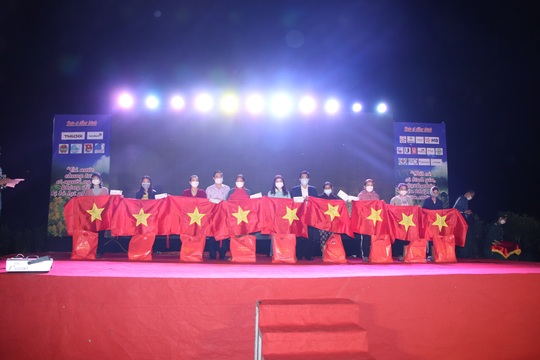 Nguyên Phó Chủ tịch nước Đặng Thị Ngọc Thịnh tặng quà và cờ Tổ quốc cho bà con biên giới - Ảnh 6.