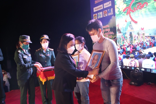 Nguyên Phó Chủ tịch nước Đặng Thị Ngọc Thịnh tặng quà và cờ Tổ quốc cho bà con biên giới - Ảnh 9.