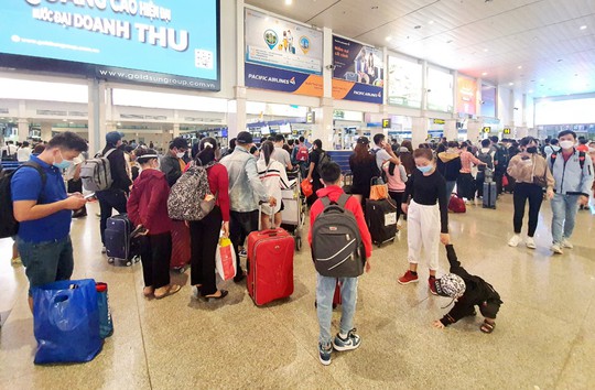 Sân bay Tân Sơn Nhất kín người về quê ăn Tết - Ảnh 8.