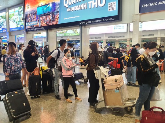 Sân bay Tân Sơn Nhất kín người về quê ăn Tết - Ảnh 4.