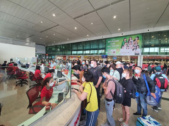 Sân bay Tân Sơn Nhất kín người về quê ăn Tết - Ảnh 1.